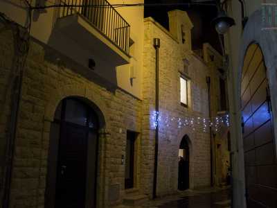 Particolare � il portale in legno dalla forma ogivale tipicamente medievale. La chiesa infatti affonda le sue origini nel XII secolo: fu costruita come cappella privata dalla famiglia Gizzinosi-Ramirez...